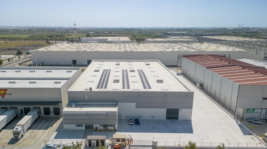 Situado en Ribarroja en Turia, el centro logístico de Valencia cuenta con una superficie construida de más de 4.100 metros cuadrados.