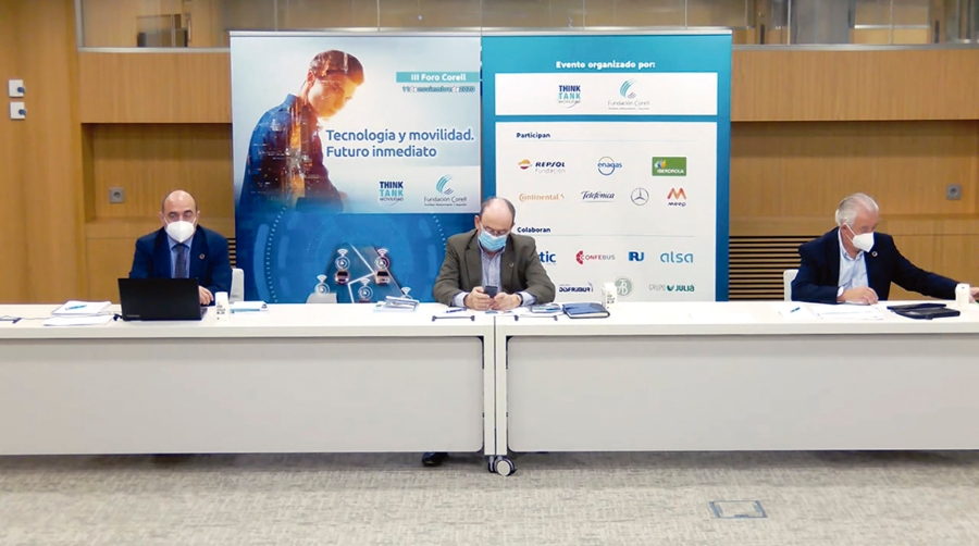 De izquierda a derecha, V&iacute;ctor Esteban, secretario general de la Fundaci&oacute;n Corell; Miguel &Aacute;ngel Ochoa, presidente de la Fundaci&oacute;n Corell; y Javier Carbajo, vicepresidente de la Fundaci&oacute;n Corell, en la rueda de prensa virtual del III Foro Corell.