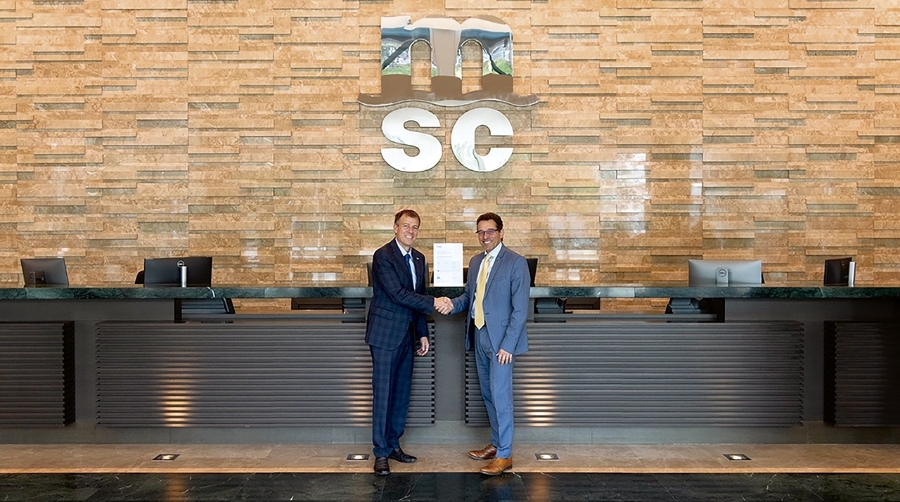 Claudio Bozzo, director de operaciones (COO) de MSC, aceptando el primer reconocimiento de ESG de MSC de manos de Massimo Alvaro, director general de Business Assurance Italy de DNV.