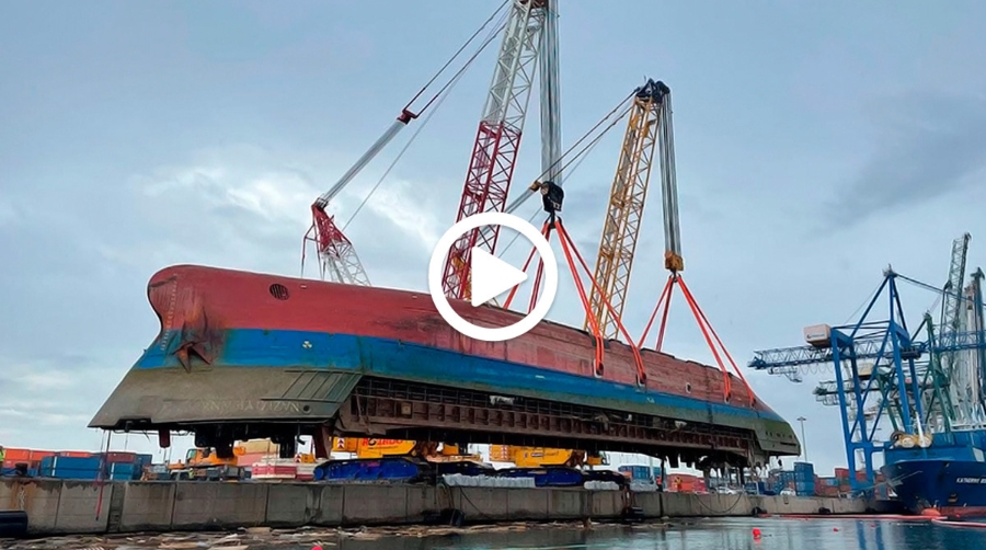 Izado el "Nazmiye Ana" hasta el muelle del Centenario del Puerto de Castell&oacute;n