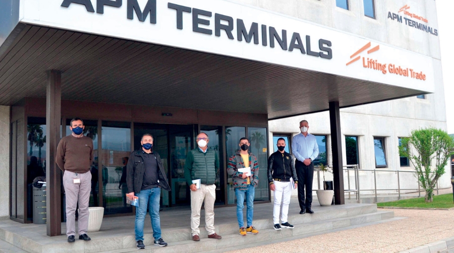 El director de HSSE, Alberto Rodr&iacute;guez; los ganadores Antonio Gallego, Agust&iacute;n Garc&iacute;a, Juan Antonio Fern&aacute;ndez y Antonio Domingo Trola; y Keld Pedersen, managing director de APM Terminals West-Med Hub.
