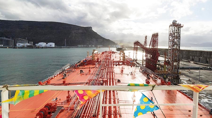 El petrolero &ldquo;Eagle&rdquo;, atracado en el muelle operado por Petronor en el Puerto de Bilbao, en Zierbena, pr&oacute;ximo a su refiner&iacute;a.