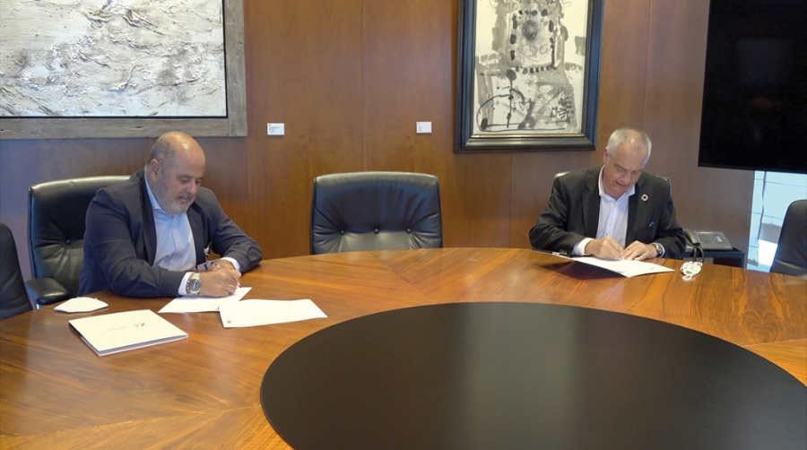 Joaquín Acha, presidente del Clúster Movilidad y Logística Euskadi; y Pere Navarro, presidente de BCL, en la firma del convenio.