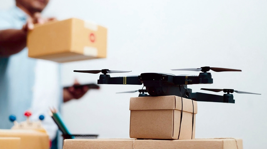 Expertos de la Universitat Oberta de Catalunya (UOC) analizan las claves para un sector que promete ofrecer envíos más rápidos y eficientes en zonas de difícil acceso por carretera.