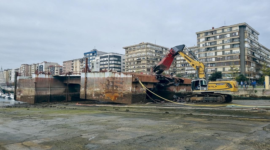 El desguace de la rampa flotante del Puerto de Santander finalizará en unos días.