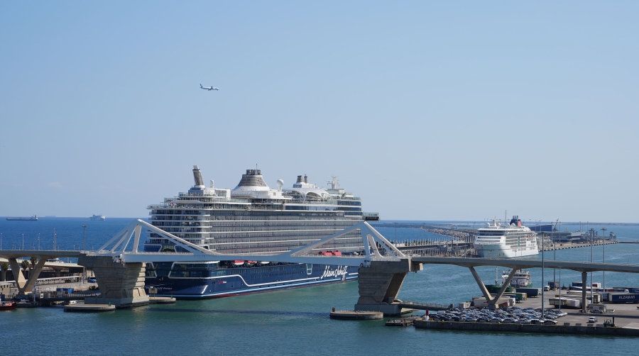 Port de Barcelona inicia la descarbonización de cruceros con bioGNL