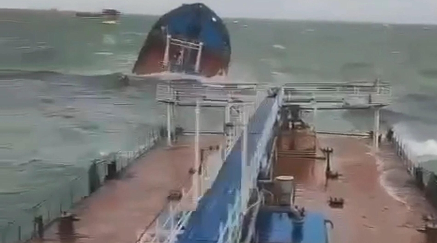 Ambos barcos habrían sufrido daños irreparables que les impide navegar y llegar a puerto.