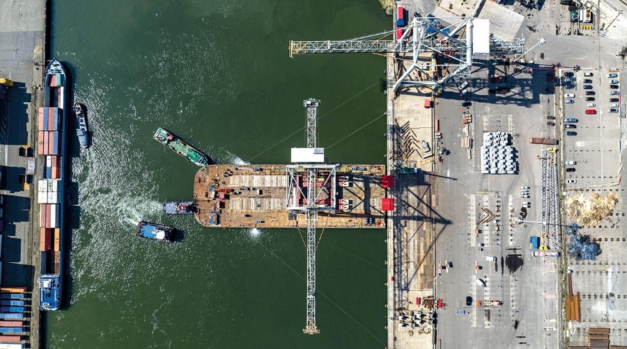 Salen de Róterdam las dos grúas STS para Boluda Maritime Terminals Santander