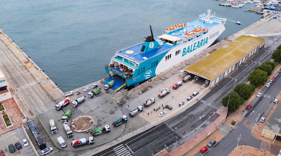 El convoy, procedente del puerto de Tánger-Med, ha viajado a bordo del ferry Denia Ciutat Creativa, de la naviera Balearia que opera esta línea regular.