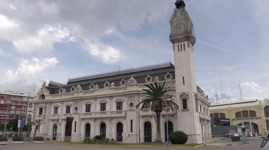Valenciaport protege los nidos de golondrinas del Edificio del Reloj