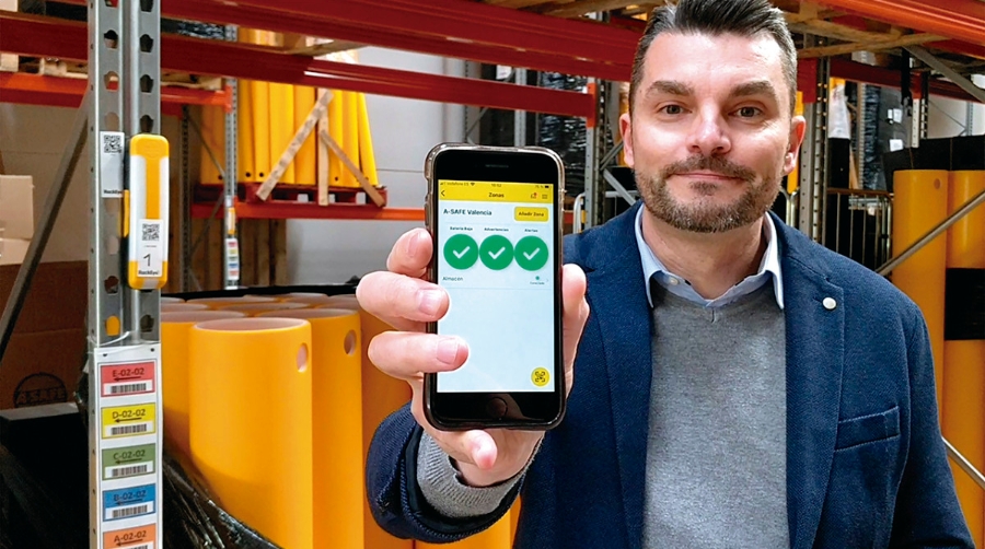 Bogdan Draghiceanu, gerente de Ventas de A-SAFE, muestra el nuevo sistema de monitorizaci&oacute;n de estanter&iacute;as de la compa&ntilde;&iacute;a, &ldquo;&uacute;nico en el mercado&rdquo;.