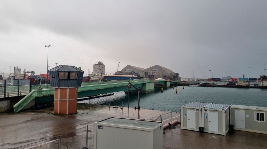 La AP de Santander reparará la hoja móvil del puente de Raos cercana a los muelles de Maliaño