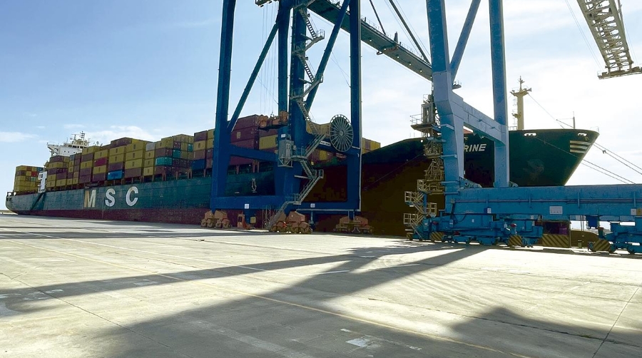 Uno de los buques de MSC durante una escala en el Puerto de Castellón.