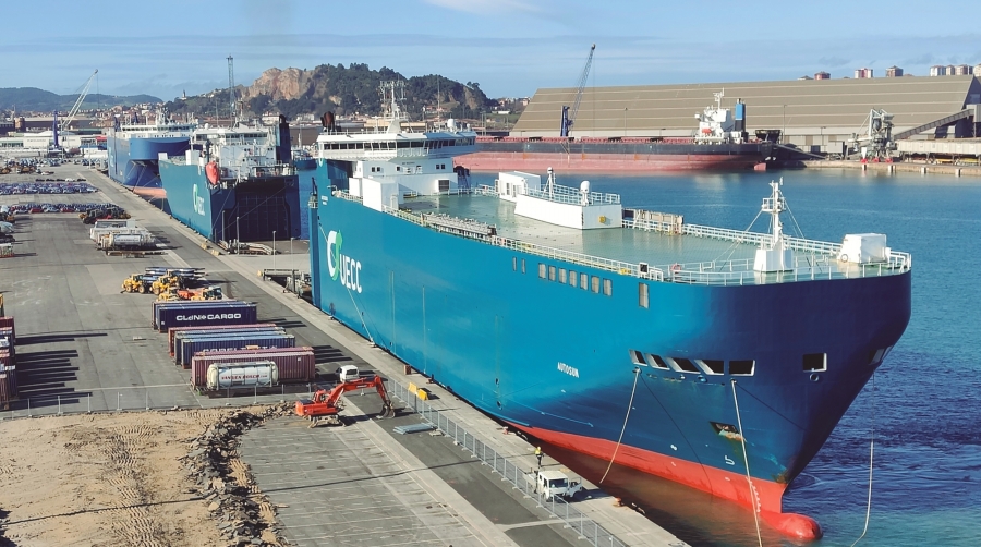 Los tres buques cocheros atracados al mismo tiempo este miércoles en el Muelle de Raos 8.