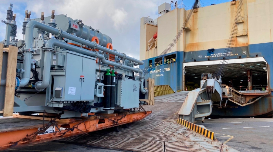 La utilización de equipos especiales facilita el embarque de piezas extradimensionadas, como los tres transformadores de Hitachi, a través de la rampa del barco.