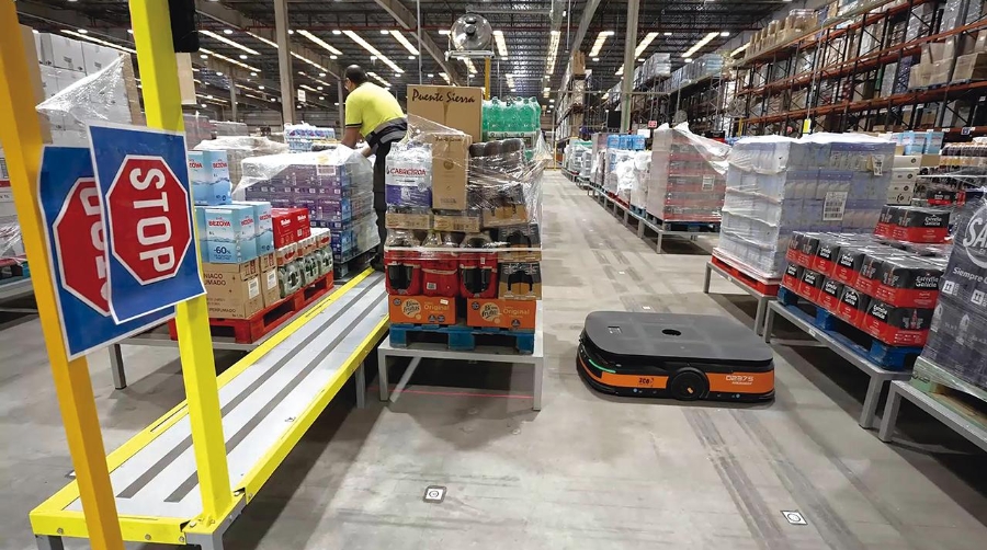 La firma ha instalado un sistema de preparación de pedidos basado en robots AMRs.