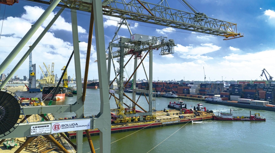 Los remolcadores “VB Ginger” y “VB Ebro”, de la flota de Boluda Towage, realizaron la maniobra de salida en el puerto holandés de Róterdam.