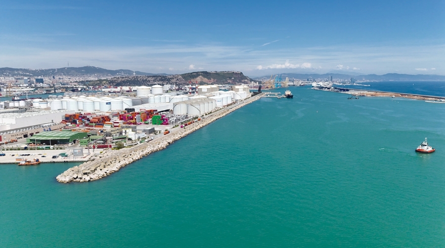 Diez heridos, uno de ellos crítico, por una intoxicación en un buque atracado en el Puerto de Barcelona