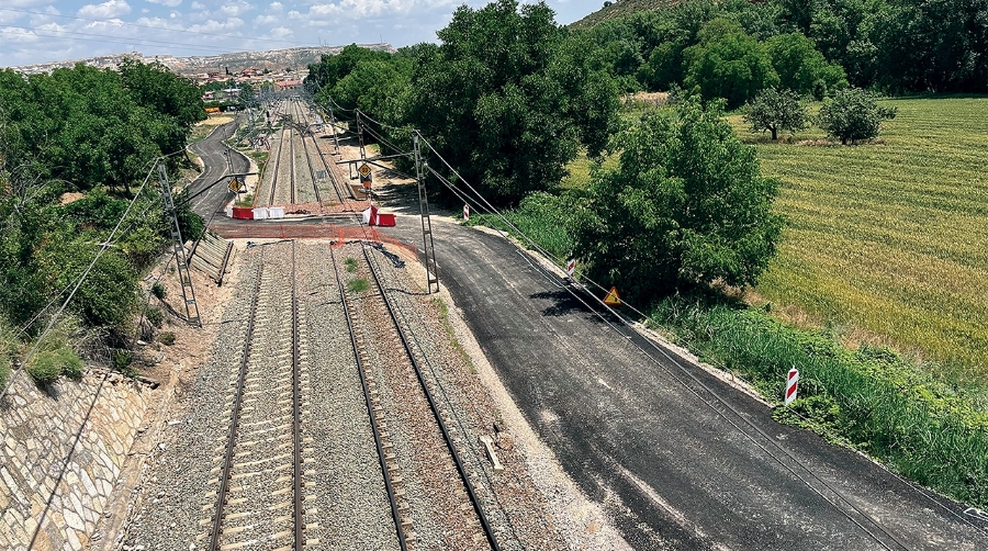 La compañía participa en UTE en dos contratos estratégicos para el desarrollo de la futura autopista ferroviaria.