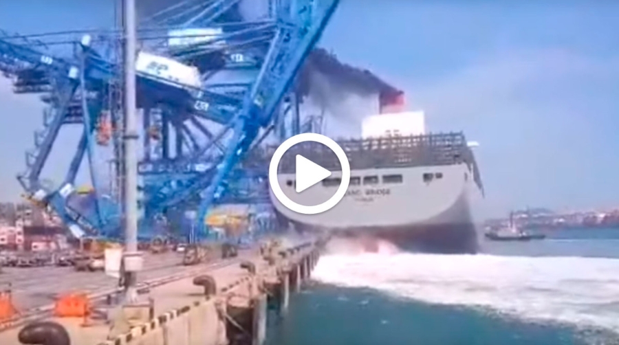 Espectacular accidente de un portacontenedores en Busan