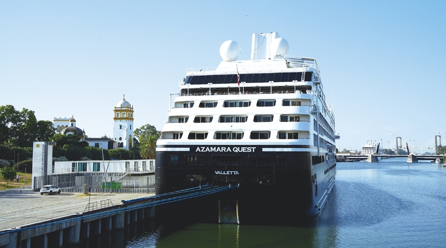 El crucero “Azamara Quest” atracado en el Puerto de Sevilla.
