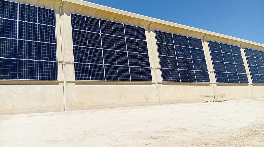 Valenciaport instala paneles solares verticales en el dique de la Ampliación Norte