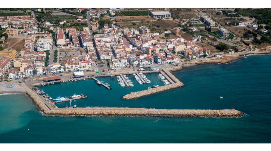 El puerto de les Cases d’Alcanar es el único puerto de la costa catalana que tiene orientada la bocana hacia el noreste.