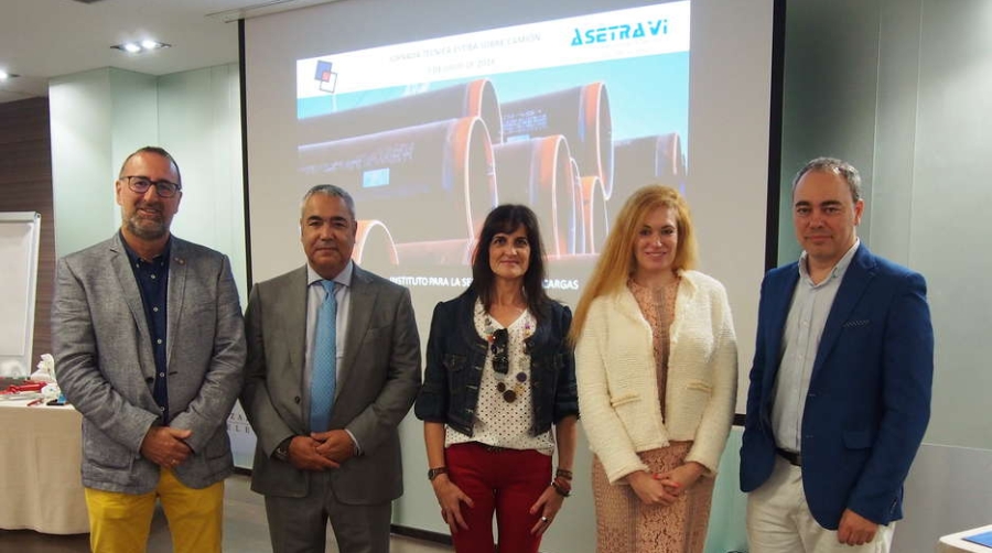 Desde la izquierda: Andoni Garc&iacute;a Pe&ntilde;il, director Comercial de Bezabala; Jimmy Jaber, presidente de UniportBilbao; Sonia Garc&iacute;a, presidenta de Asetravi; Eva Mar&iacute;a Hern&aacute;ndez Ramos, responsable del &Aacute;rea Legal del Instituto para la Seguridad en las Cargas (iSEC); Carlos Hern&aacute;ndez Barrueco, responsable corporativo de Transporte del Grupo Levantina.
