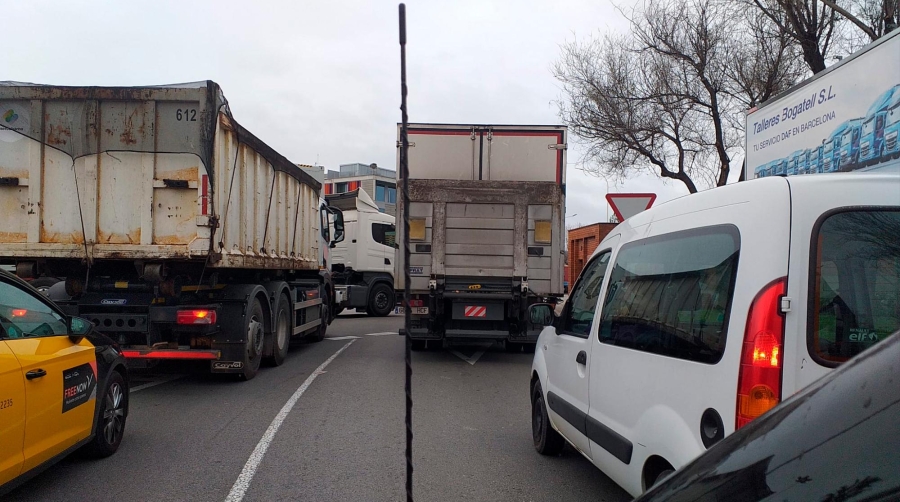 El paro convocado por Plataforma comenzó ayer provocando algunas retenciones en el acceso al Puerto de Barcelona. Foto: D.M.V.