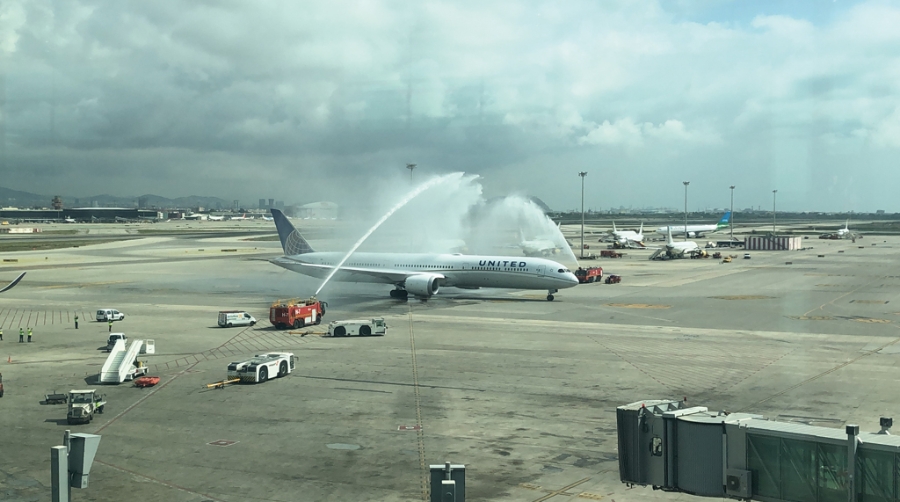 El nuevo Boeing 787-10 Dreamliner de United Airlines recibi&oacute; una calurosa bienvenida en el Aeropuerto de El Prat.