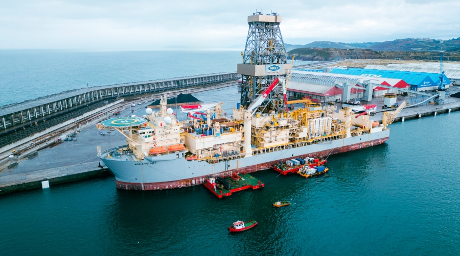 El “Noble Voyager”, de 228 metros de eslora, se trasladará a Ferrol después de estar tres semanas en Langosteira.