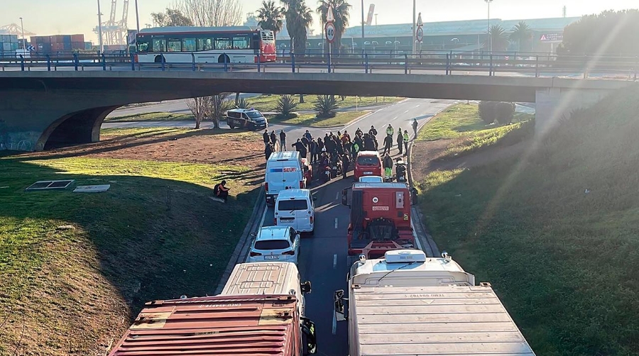 Sindicatos y patronal de amarre acudirán mañana a mediación en Barcelona