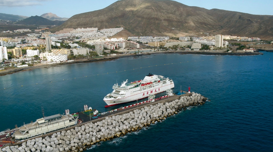 De lunes a viernes, el ferry &quot;Volc&aacute;n de Taburiente&quot; realiza cuatro viajes entre el sur de Tenerife y La Palma.