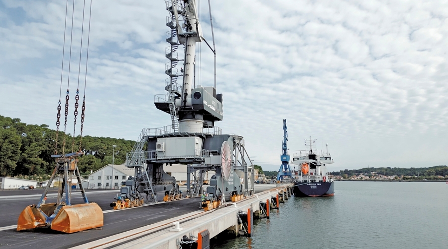 El Puerto de Baiona invierte en maquinaria y equipos, con grúas eléctricas de alta capacidad.