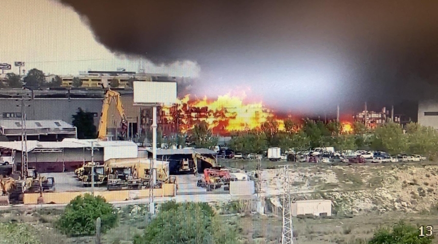 Espectacular incendio en Sese&ntilde;a originado en una nave de DHL