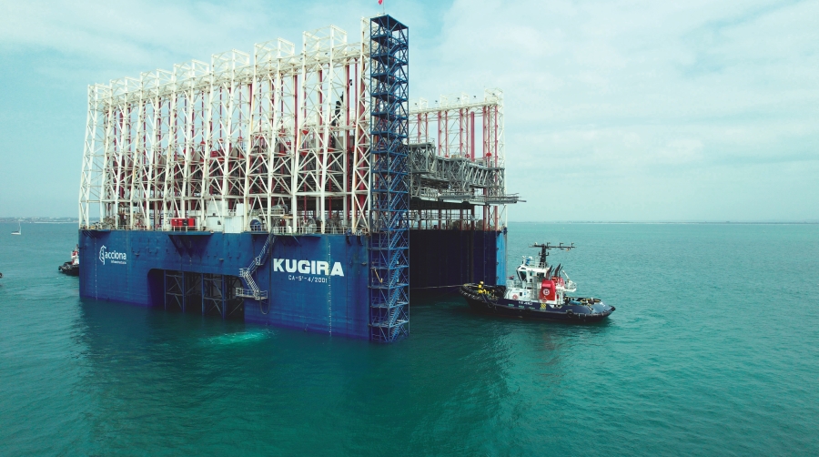 “Kugira”, el gran coloso azul de las obras de la Terminal Norte del Puerto de Valencia