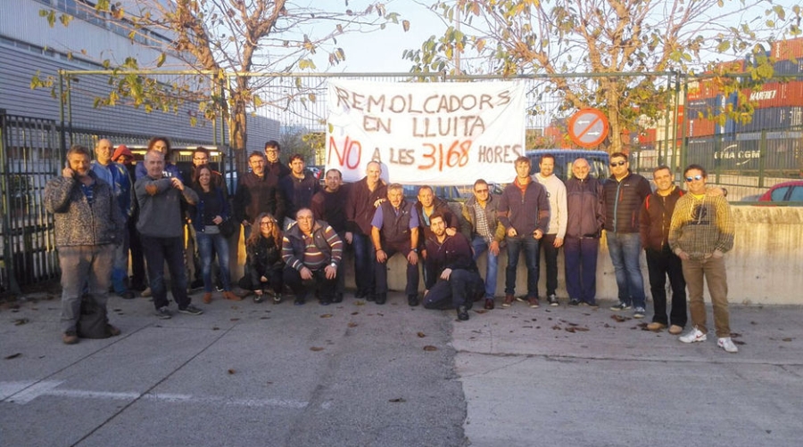 Los trabajadores del remolque del Puerto de Barcelona mantienen la huelga indefinida