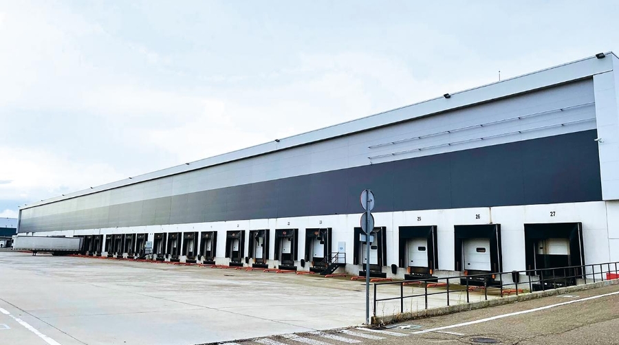 Su ubicación en el polígono industrial PP10 de Leganés es clave por sus accesos directos a vías de alta velocidad.