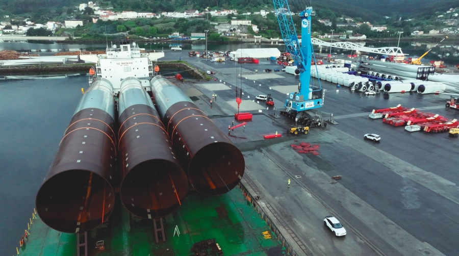 El Puerto de Ferrol se afianza como hub para la eólica marina con la primera descarga de monopiles XXL