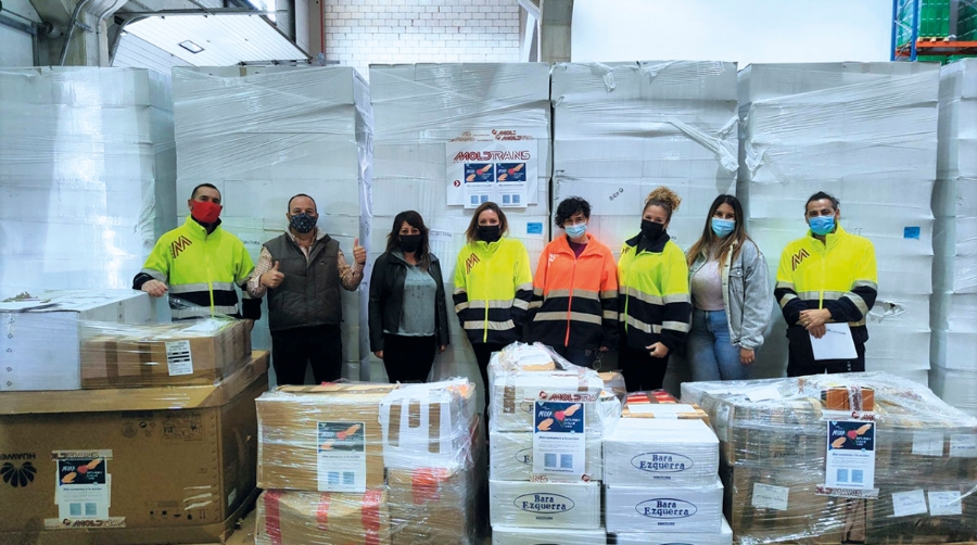 Empleados de Moldtrans en Sevilla junto a los productos que se donar&aacute;n a La Palma.