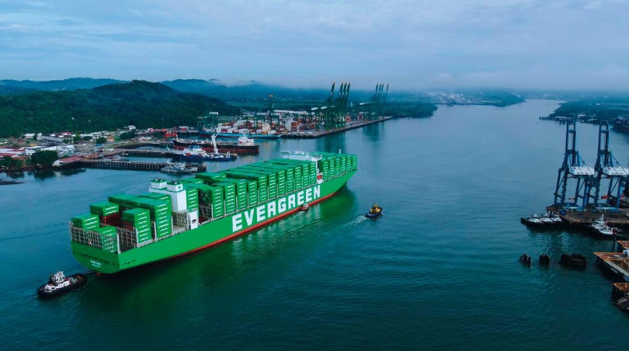 El “Ever Max” de Evergreen, con una capacidad máxima de 17.312 TEUs, hizo su tránsito inaugural por el nuevo Canal de Panamá el 1 de agosto, descargando 1.400 TEUs en el puerto de Balboa para su transporte vía terrestre y recogida en Colon Container Terminal, para cumplir así con las restricciones impuestas por la sequía..