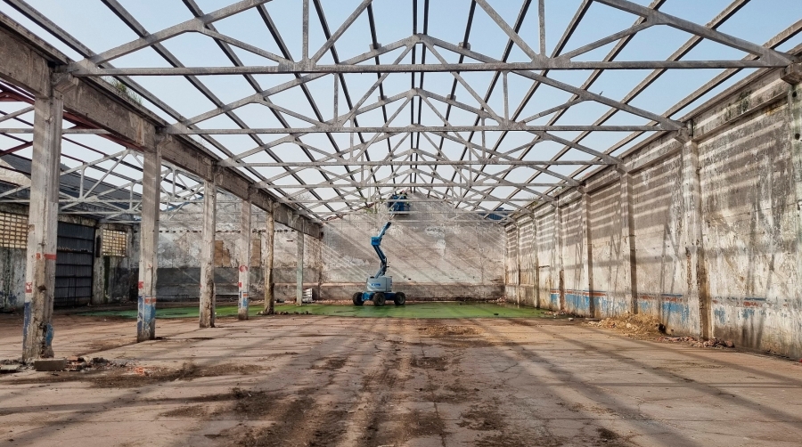 Se contempla la demolición de cuatro naves industriales, sin uso y en mal estado, así como la ejecución de un nuevo cerramiento del perímetro.