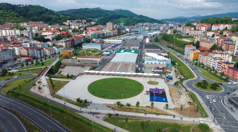 Nueva plaza inaugurada en 2023 en la cubierta de los almacenes de La Herrera oeste, en el acceso al Puerto de Pasaia.