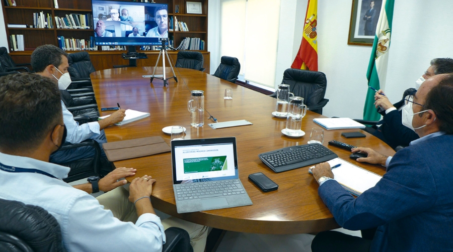 En la reuni&oacute;n para abordar la explotaci&oacute;n de la futura Autopista Ferroviaria participaron el presidente y el director general de la APBA, Gerardo Landaluce y Jos&eacute; Luis Hormaechea; el director de Servicios Log&iacute;sticos y el jefe de &aacute;rea de Apoyo y Coordinaci&oacute;n de Adif, Luis Vicente Moreno y Antonio Aguilar; y el director gerente y el director de estrategia de APL, Francisco de la Fuente y Jaime Escobar, entre otros.