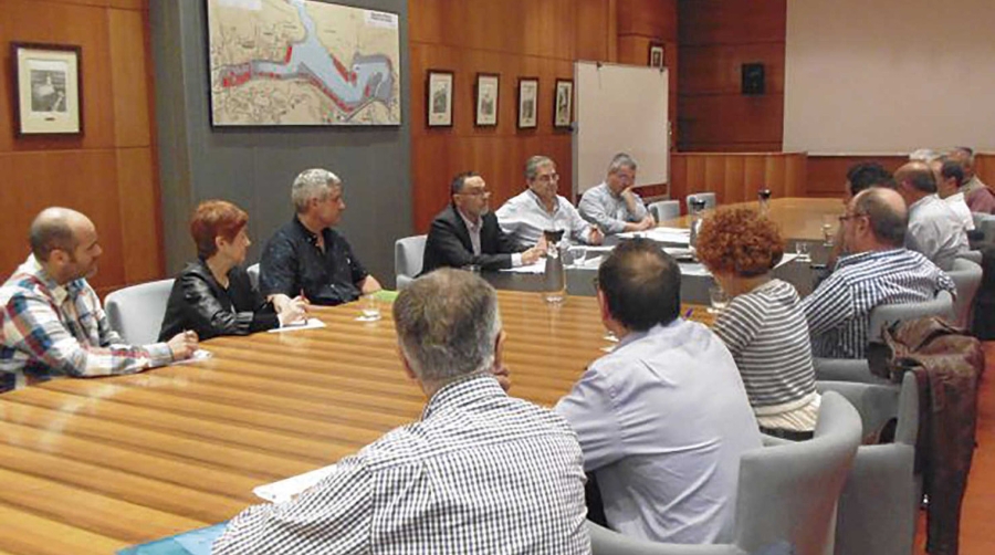 El director de la AP de Pasaia, C&eacute;sar Salvador, se reuni&oacute; con usuarios de la lonja.