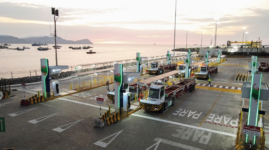 Los tractores eléctricos de Terberg trabajan entre 15 y 20 horas en DP World Callao