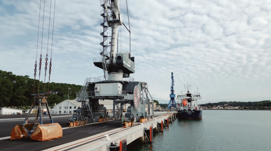 En el entorno portuario, la actividad logística intensiva exige equipos fiables y adaptados a un marco regulatorio cada vez más exigente.