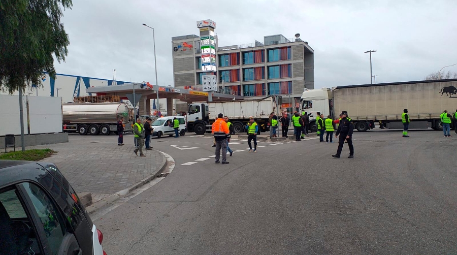 Grupos informativos de Plataforma Nacional en el acceso al Puerto de Barcelona. Foto: D.M.V