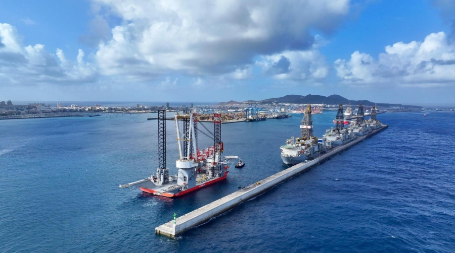 El Wind Peak pertenece a la nueva generación de buques especiales para la instalación de molinos eólicos en el mar.