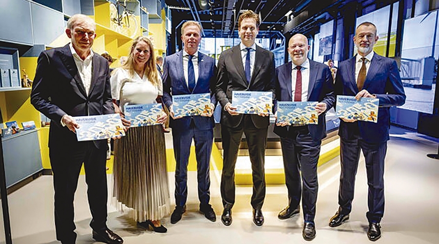 Victor van der Chijs (Deltalinqs), Maaike Dalhuisen (Puerto de Róterdam), Arne Weverling (Provincia de Zuid-Holland), Vincent Karremans (Ministro de Asuntos Económicos), Robert Simons (Ayuntamiento de Róterdam), Boudewijn Siemons (CEO de la Autoridad Portuaria de Róterdam).